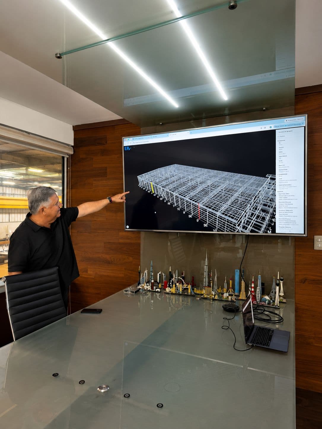 Director consultando modelo estructural 3D en ERA 4.0 — Jaza Ingeniería