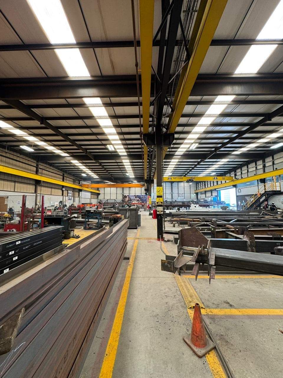 Vista general de planta de fabricación de estructuras metálicas Jaza Ingeniería en operación