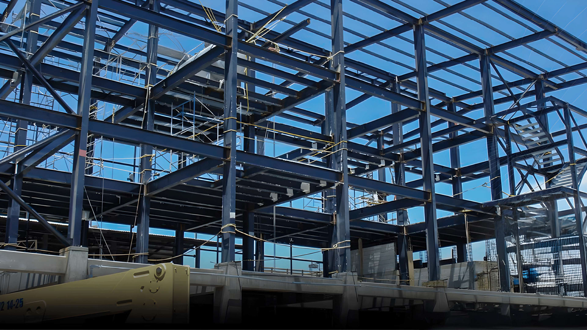Edificio 0700 Givaudan — estructura metálica industrial fabricada e instalada por Jaza Ingeniería, certificación AISC, Querétaro